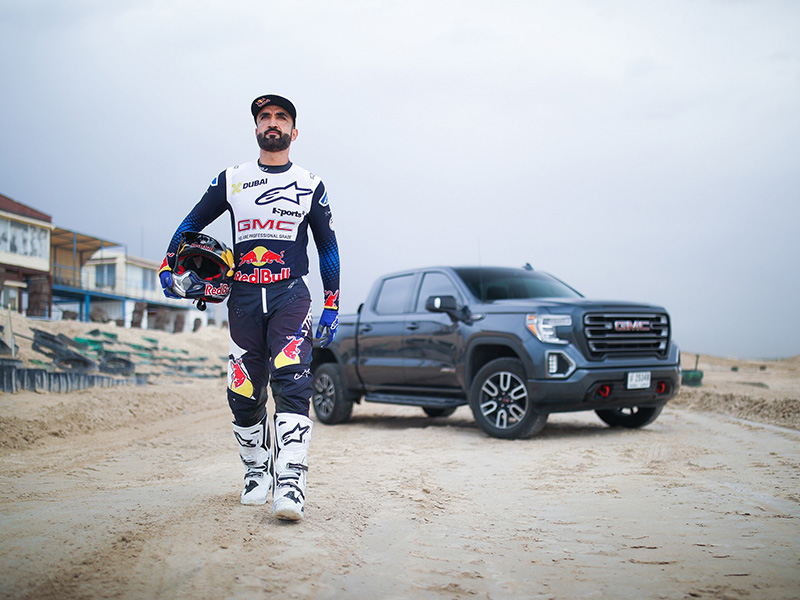 بطل العالم الدرّاج الإماراتي محمد البلوشي يقود سيارة سييرا AT4 2019